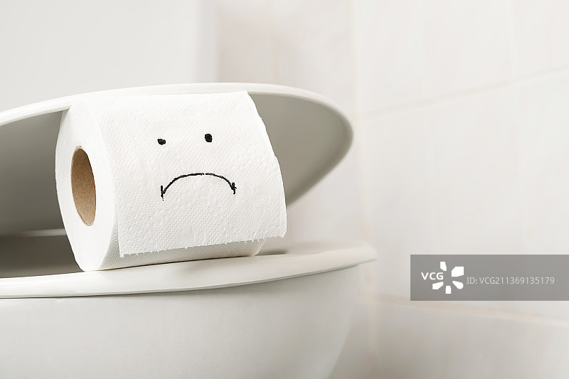 家里的马桶上的卫生纸图片素材