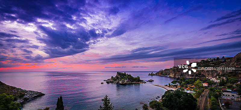 意大利陶尔米纳贝拉岛紫色日落海景图片素材