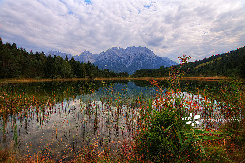 湖上的山，德国米滕瓦尔德的湖光山色图片素材