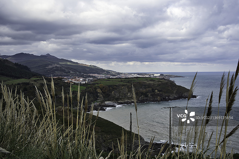 眺望卡斯特罗，西班牙坎塔布里亚卡斯特罗·乌尔迪亚莱斯的海景图片素材