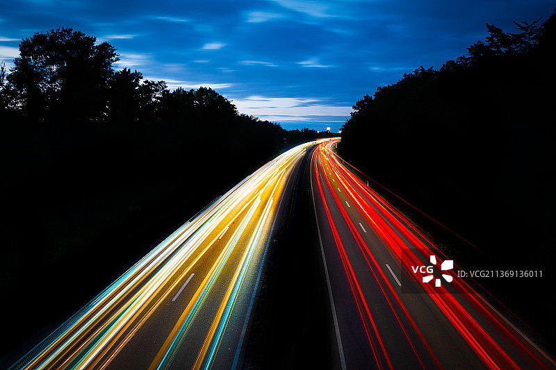 全速前进，夜间高速公路上的光轨高角度视图图片素材