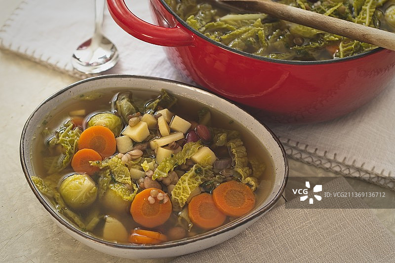 冬季汤品：德国餐桌上的碗装美食俯视图图片素材