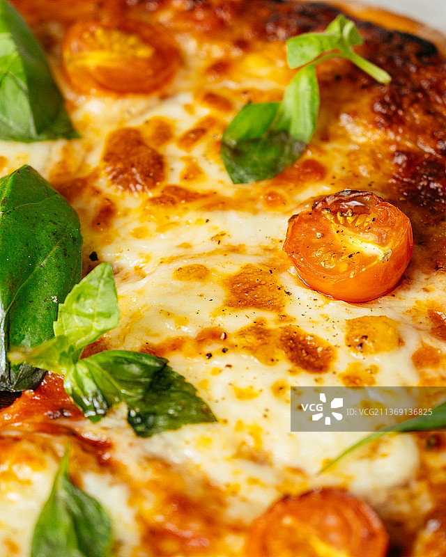 奶酪、番茄和罗勒自制披萨图片素材
