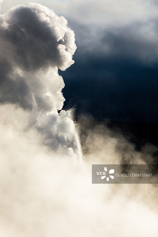 早晨黄石公园老忠实间歇泉的蒸汽热浪图片素材