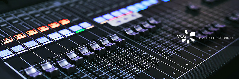 音乐制作人在演唱会舞台上的录音室混音台图片素材