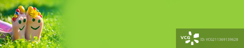 草地上的孩子脚画着微笑，选择性聚焦图片素材