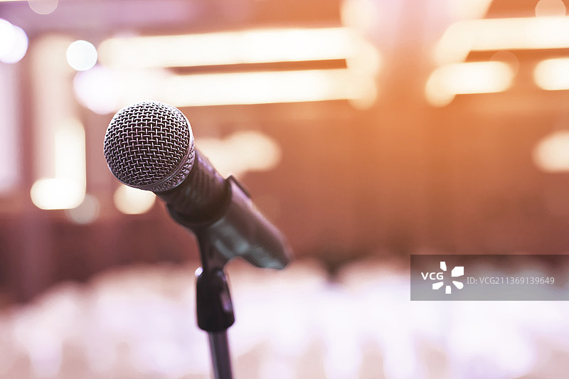 舞台上的麦克风特写图片素材