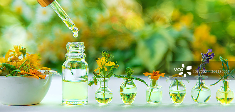 小瓶中的精油和草药提取物（选择性焦点）图片素材