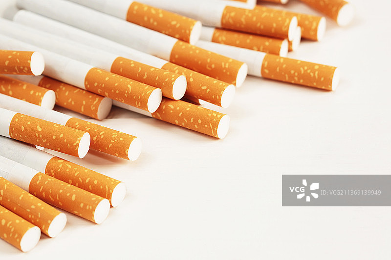 白色背景上的香烟特写图片素材