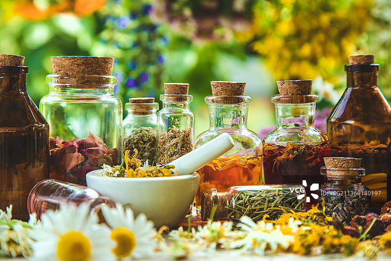 瓶装草药酊剂特写图片素材