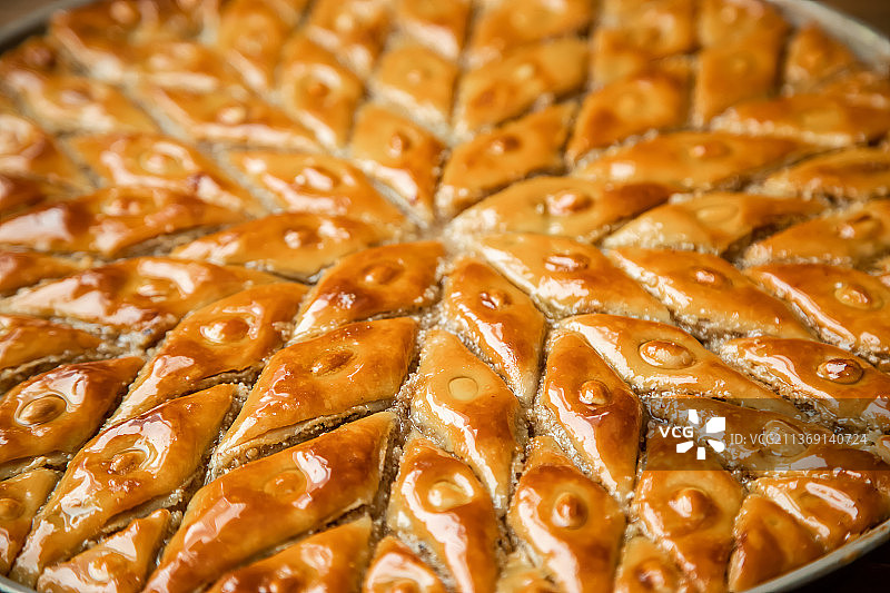 木制背景上带有坚果的果仁蜜饼选择性聚焦图片素材