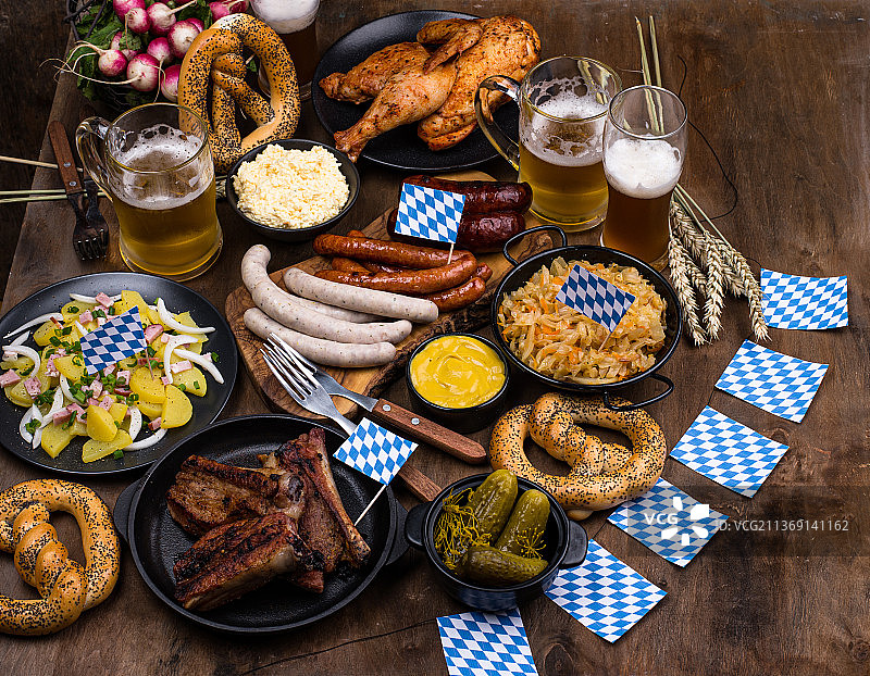 啤酒节餐具，啤酒、椒盐卷饼和香肠图片素材