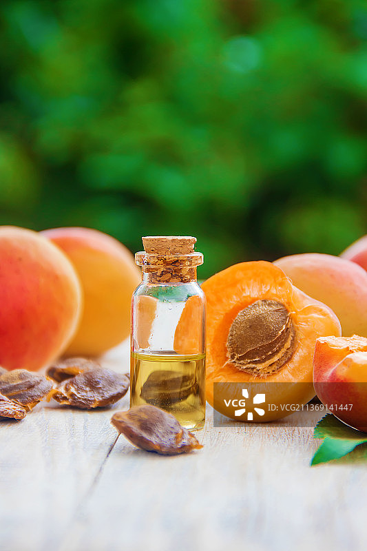 小罐杏油特写图片素材