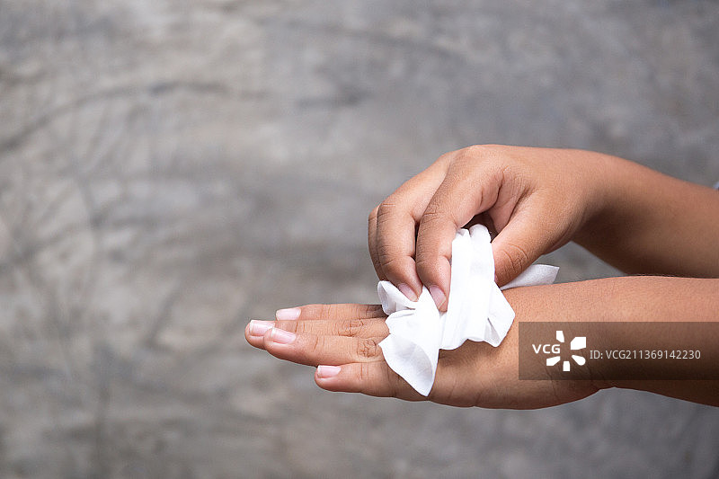 泰国：儿童用湿巾清洁手部图片素材