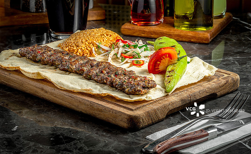 餐桌上食物的高角度视角图片素材