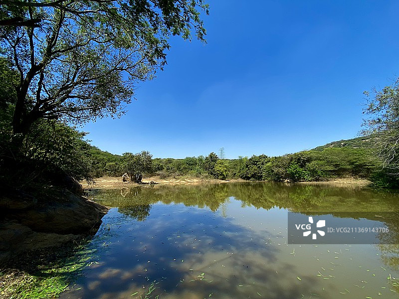中央邦皮塔哈拉的静谧湖景，印度图片素材