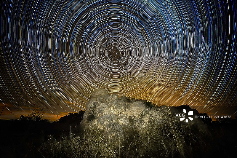 塔拉约特·德斯·拉孔斯环极星空，西班牙巴利阿里群岛夜空星轨低角度视图图片素材