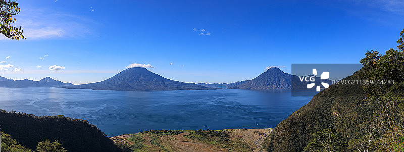 阿蒂特兰湖，阿蒂特兰火山和圣佩德罗火山，危地马拉图片素材
