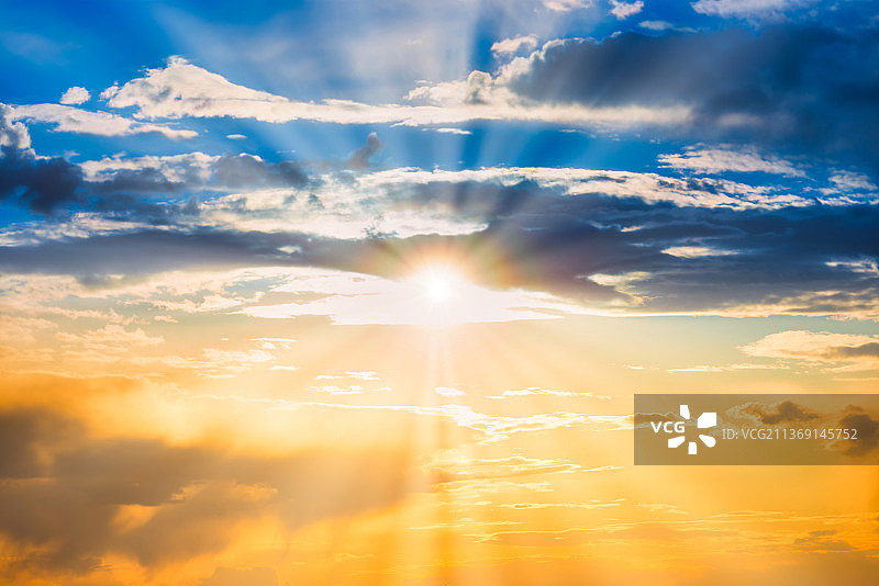 色彩斑斓的云彩日落，阳光穿透云层图片素材