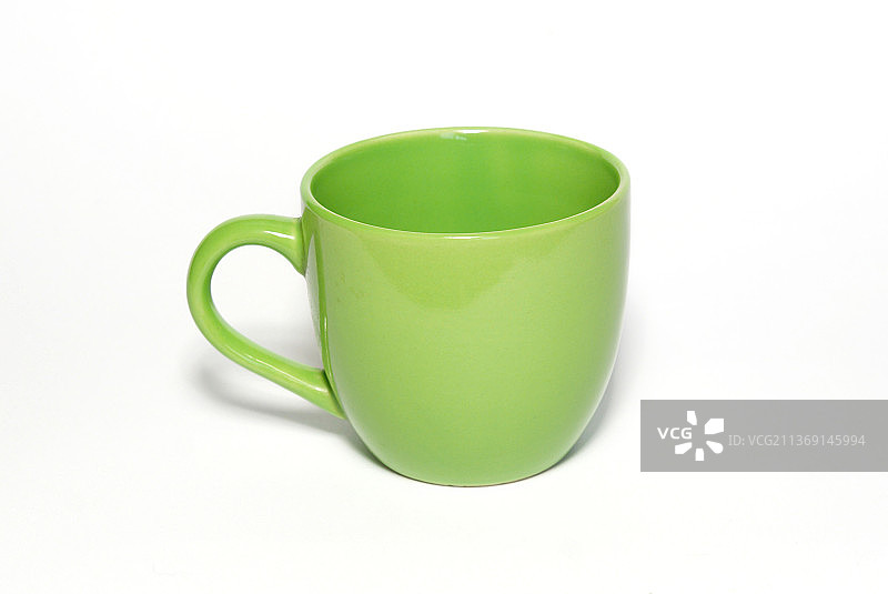 白色背景上的绿色茶杯特写图片素材