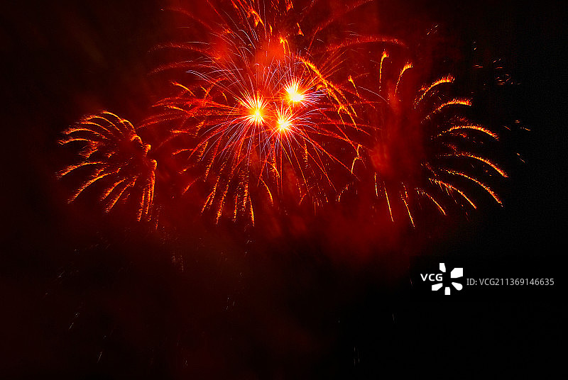 夜间烟花表演的低角度视图图片素材