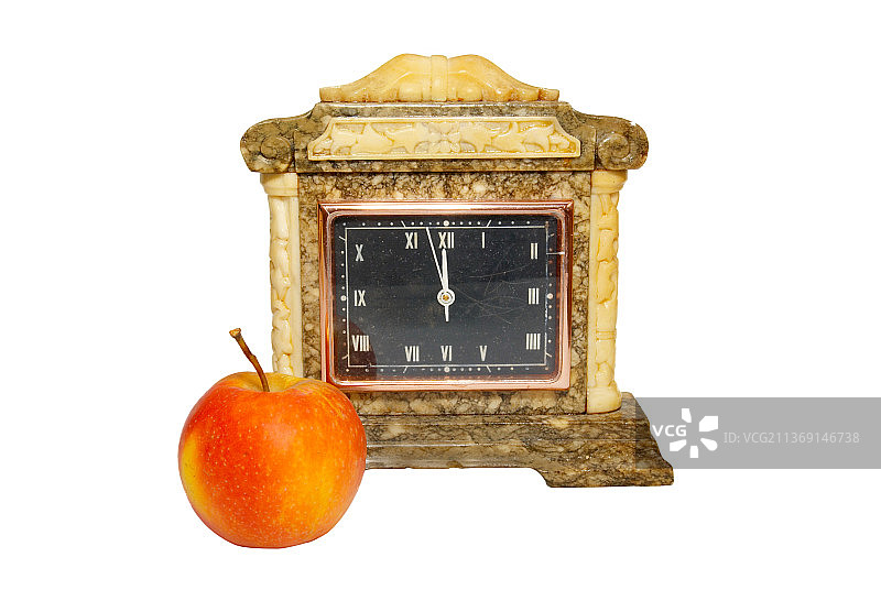 白色背景上的旧台钟和苹果图片素材