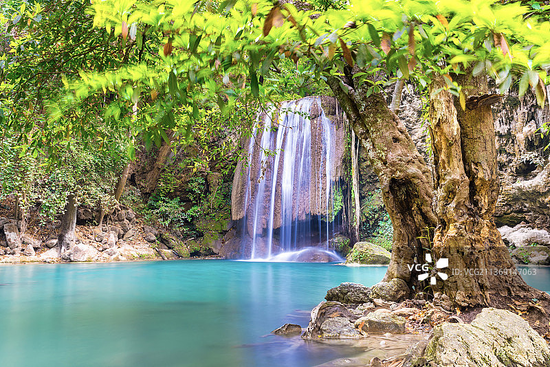 泰国伊拉旺瀑布热带森林景观图片素材