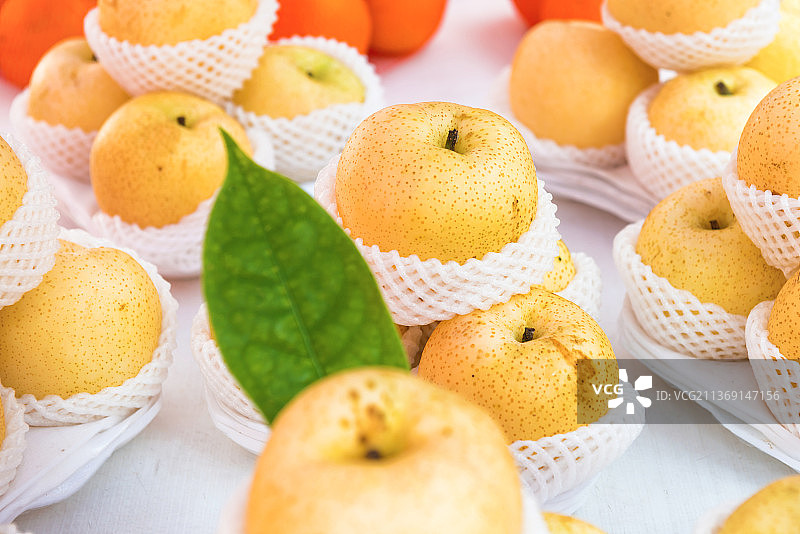 食品市场里堆叠的苹果图片素材