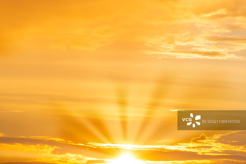 阳光穿透云层的壮丽日落图片素材