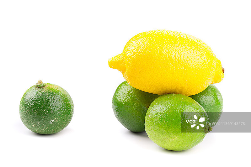 新鲜完整的青柠和柠檬，白色背景下的柠檬特写，摩尔多瓦图片素材