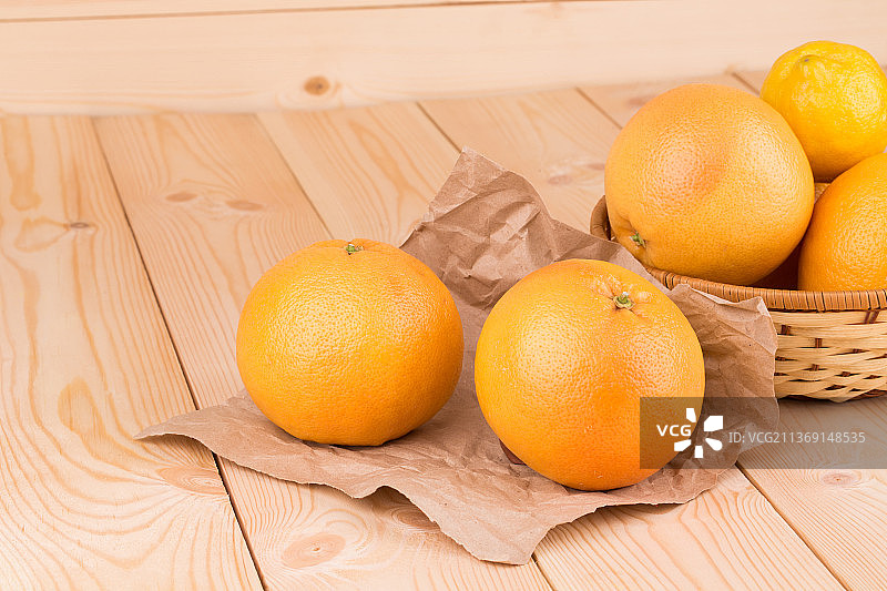 摩尔多瓦的木桌上新鲜葡萄柚特写图片素材