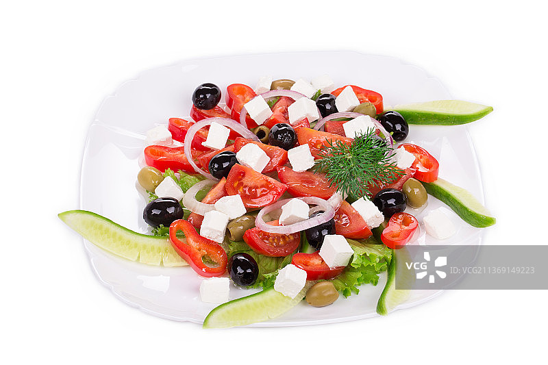 希腊沙拉，白色背景盘中沙拉特写，摩尔多瓦图片素材