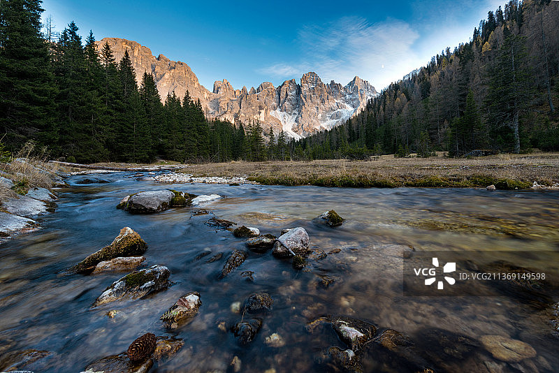 意大利托纳迪科：瓦尔韦内吉亚山区河流风光图片素材