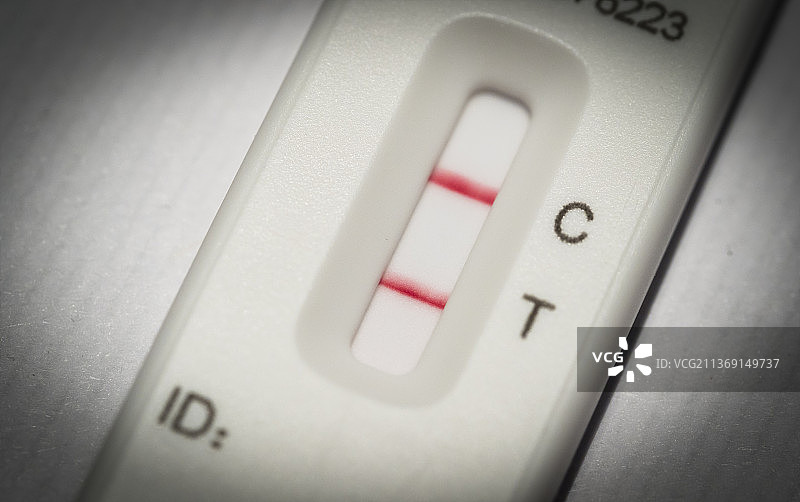 新冠肺炎快速横向流动测试显示阳性结果——检测呈阳性图片素材