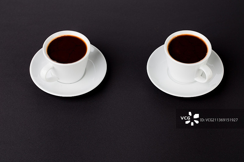 黑色背景上的咖啡杯，摩尔多瓦图片素材