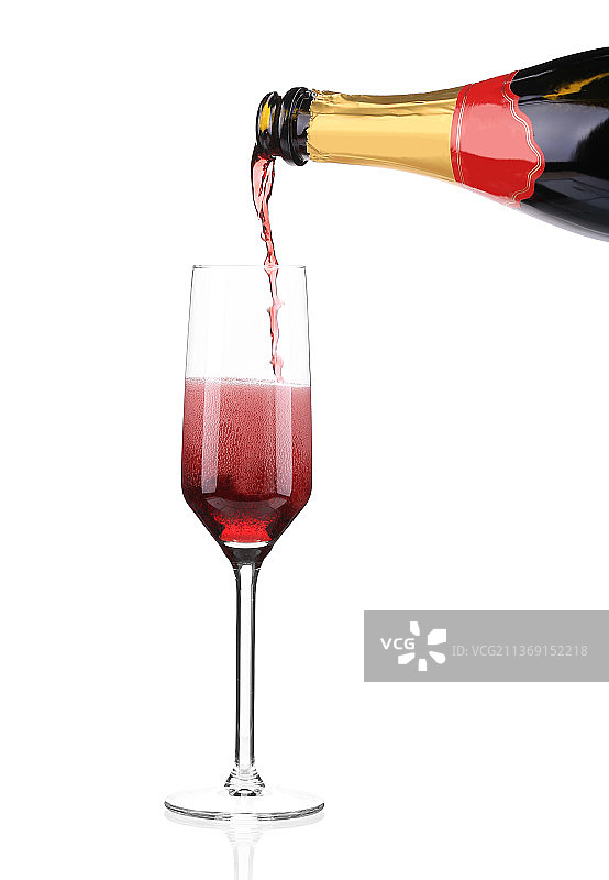 倒入玻璃杯中的红色香槟（摩尔多瓦）图片素材