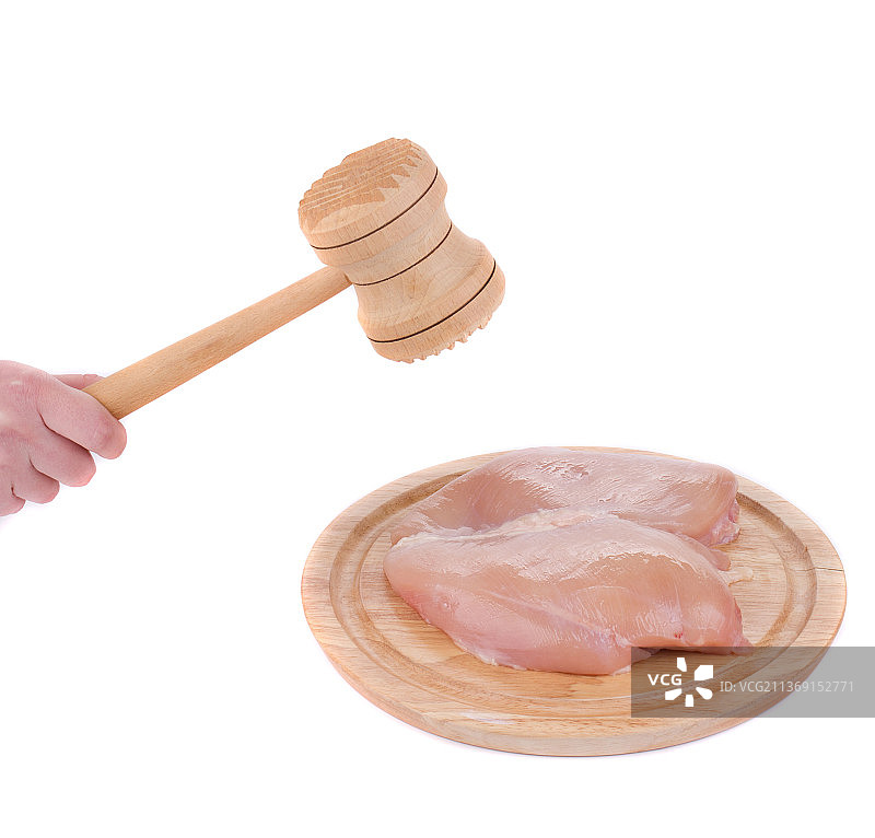 生鸡胸肉和木槌，在白色背景上用手拿锤子，摩尔多瓦图片素材