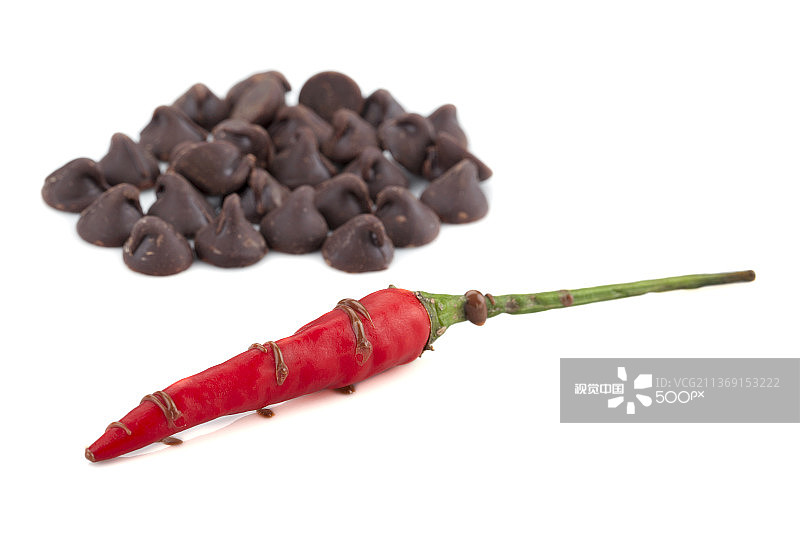 带红辣椒的巧克力，白色背景上的红辣椒特写图片素材