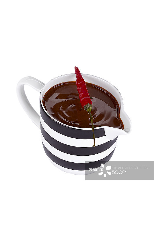 白色背景上的辣椒巧克力杯特写图片素材