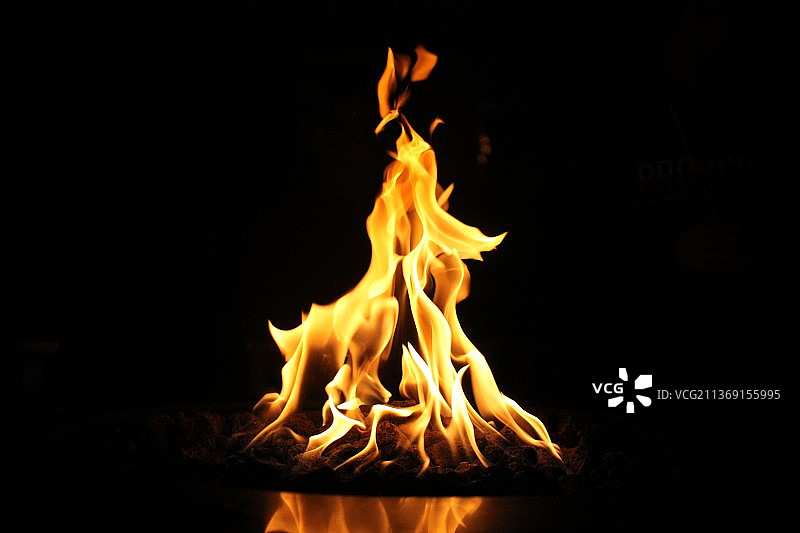 篝火特写，黑色背景图片素材