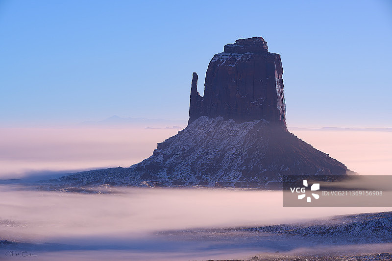 美国犹他州日落时分的岩层风光图片素材