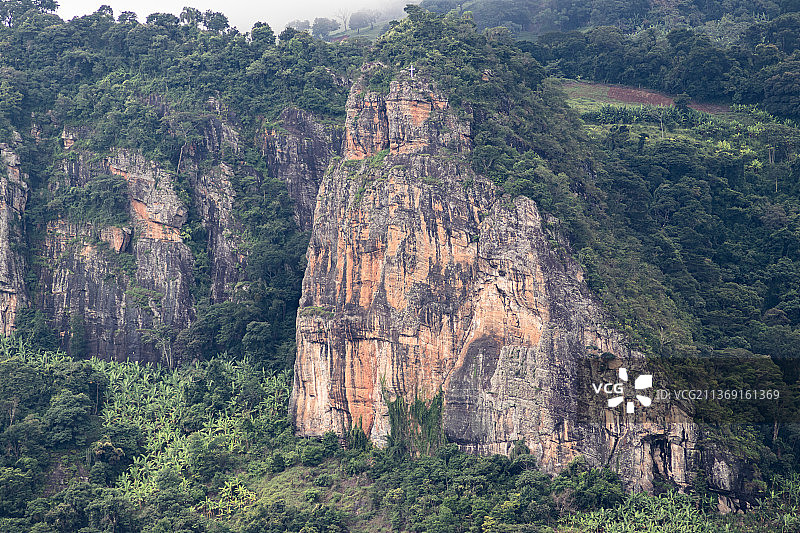 尖石头，山上的树木景观图片素材