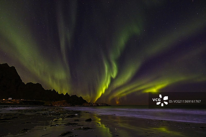 挪威夜空下的极光倒影图片素材