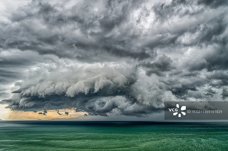 马来西亚槟城丹绒武雅的暴风云海景图片素材