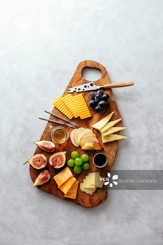 奶酪和水果拼盘（餐桌食物俯视图）图片素材