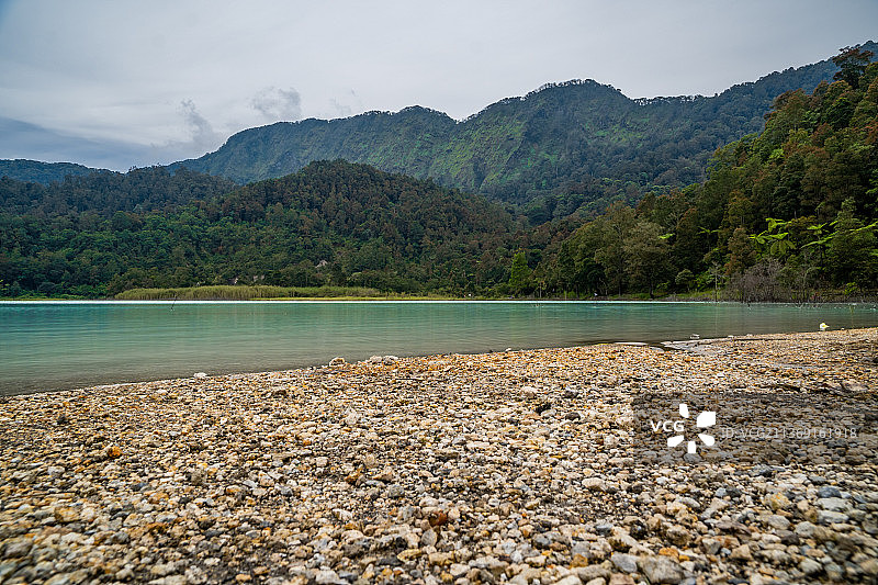 蓝湖与绿色山脉的景色图片素材