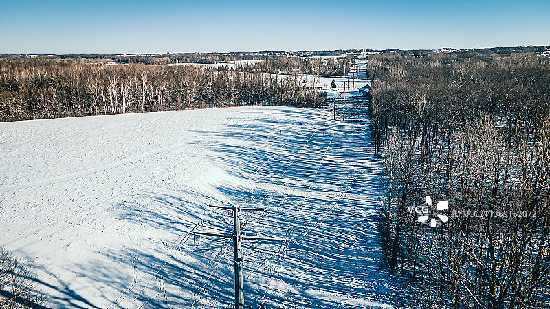 威斯康星州冰雪覆盖的工业电力线路图片素材