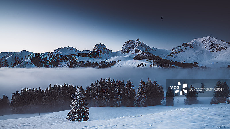 瑞士甘特里施雪山晨景图片素材
