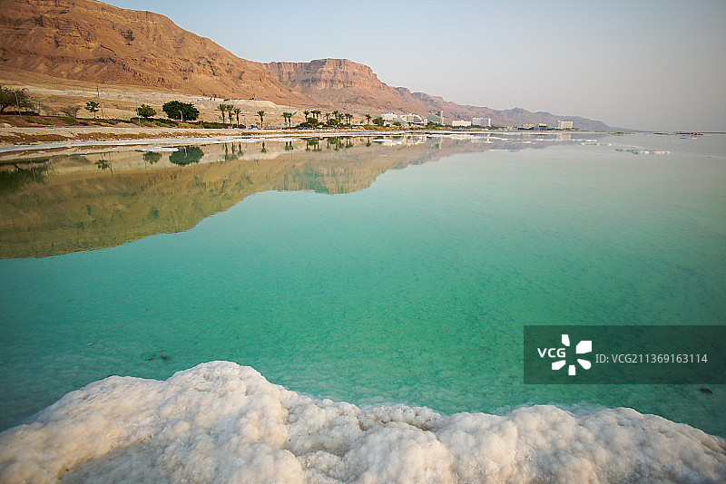 死海日出盐海景观，海景和山脉与晴朗的蓝天相映成趣图片素材