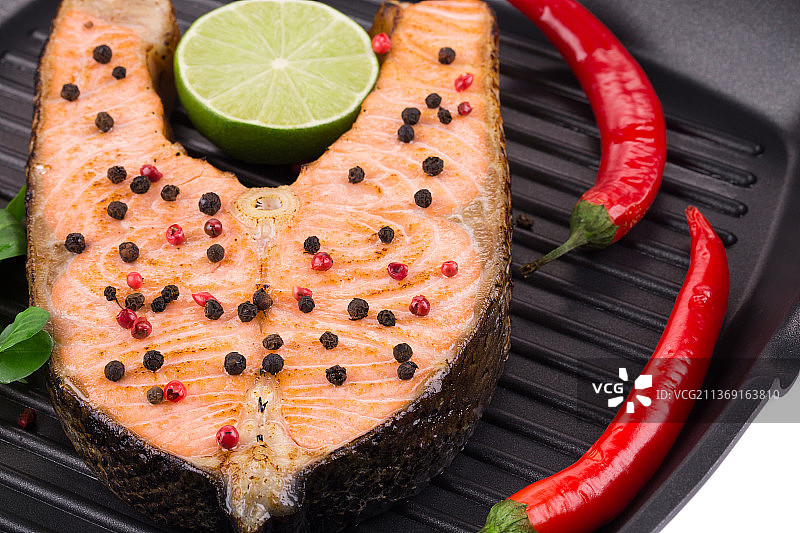 烤三文鱼，桌上的食物高角度视图，摩尔多瓦图片素材